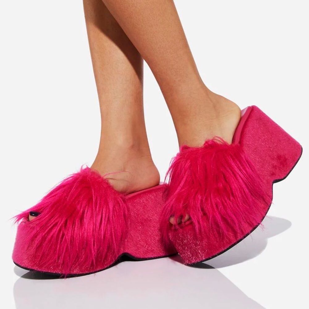 dELiA*s by Dolls Kill
Runaway Rebel Faux Fur Platform Slides